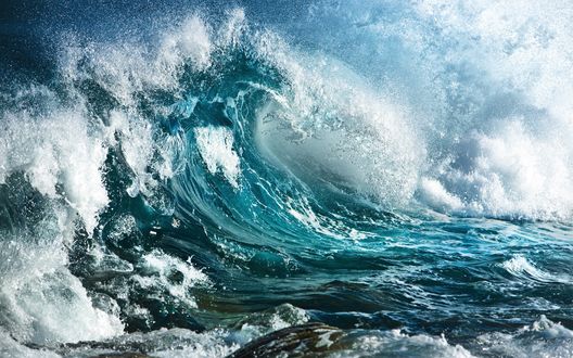 Фото заброшенного маяка на берегу моря